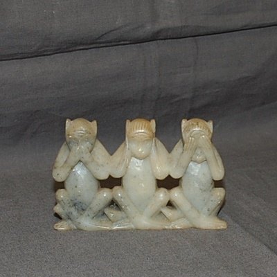 Schnitzerei mit 3 Monkeys in Shou Shan Stein